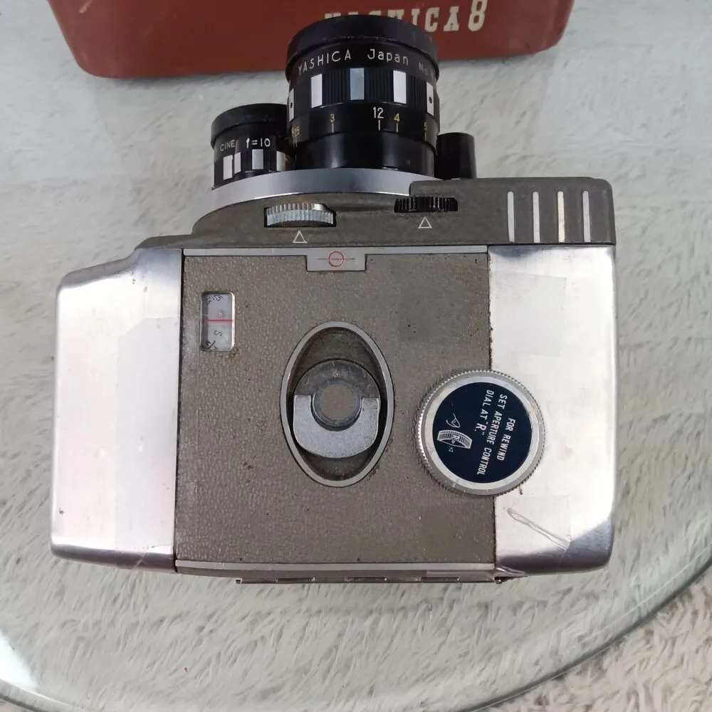 Vintage1950s/60s Yashica 8-E III 8mm wind-up movie camera complete w/ case